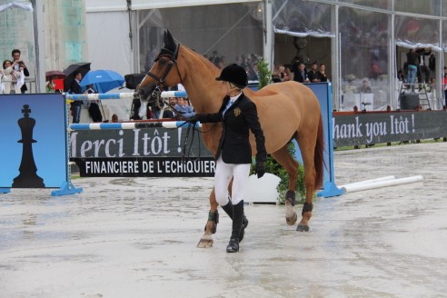 Fans say farewell to showjumping star