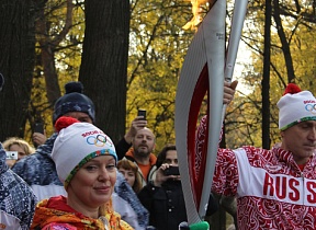 	Автор проекта госслужащая Жанна Одинцова принимает олимпийский огонь // Роксана Родионова, МК	